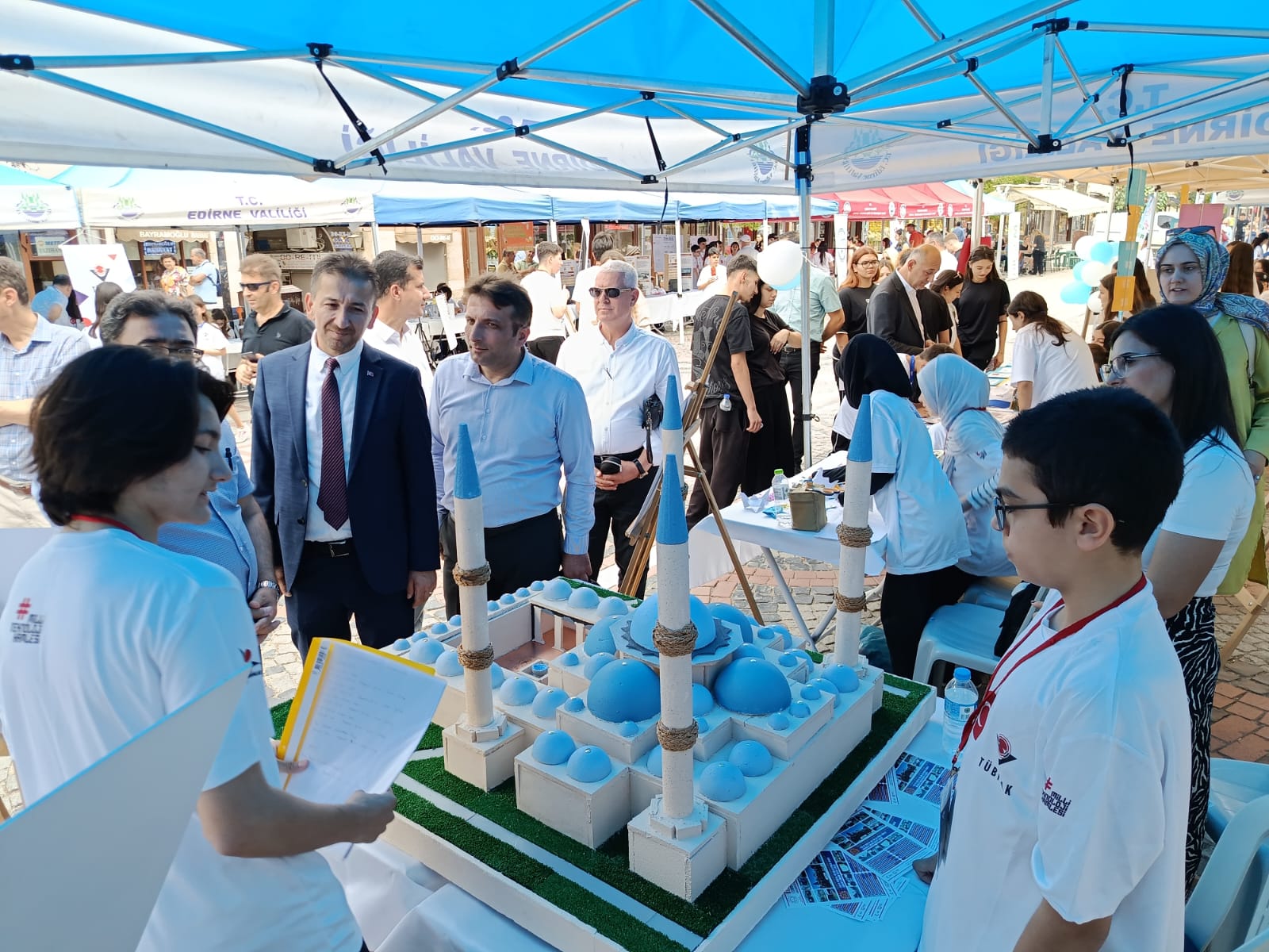Edirne İl Milli Eğitim Müdürlüğü tarafından düzenlenen TÜBİTAK 4006-C Edirne Bilim Fuarları Festivali’nin açılışı törenle gerçekleştirildi.